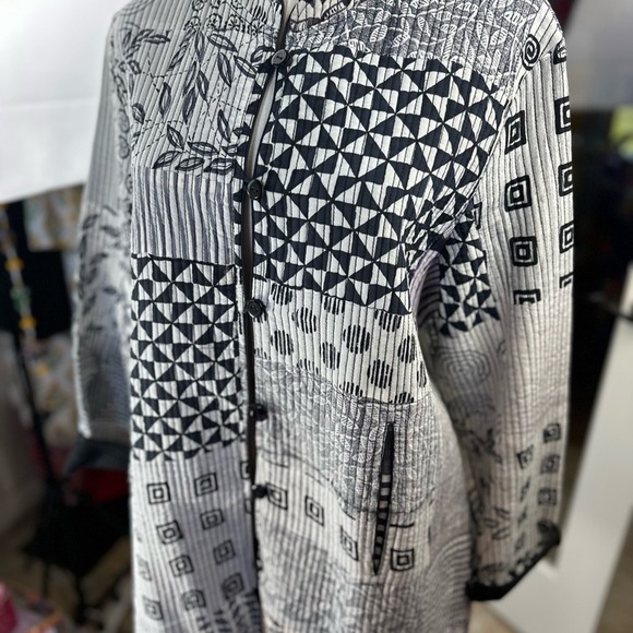 Harshita size Med black & white Quilted silk‎ geometrical design jacket - Picture 5 of 16